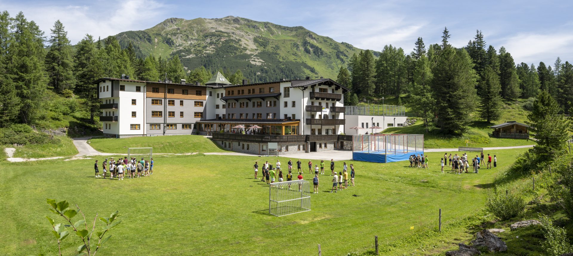 Jugendhotel mit Sportplatz, Trampolinanlage und Gruppen im Grünen in Obertauern