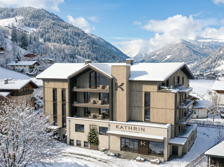 Modernes Appartementhaus Kathrin in verschneitem Alpendorf mit Bergen und Winterlandschaft