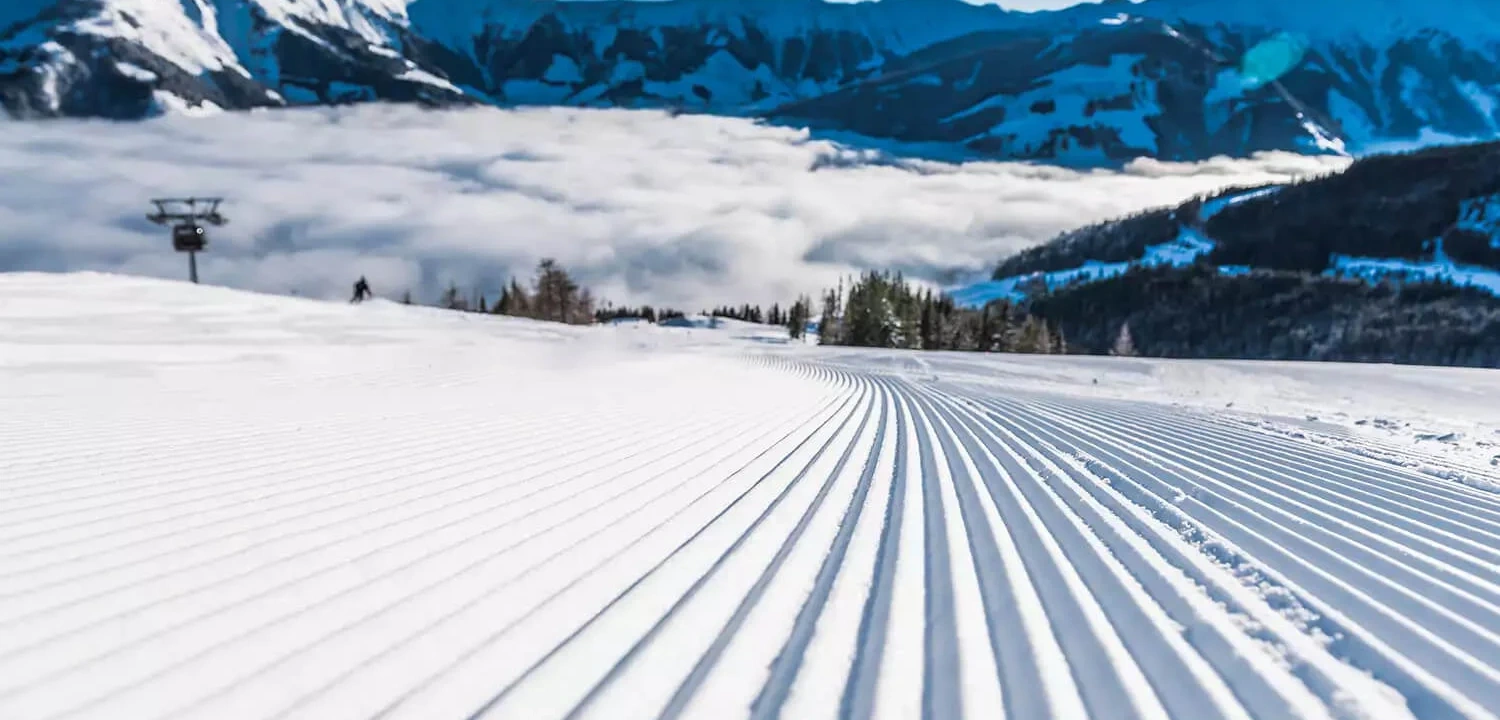 Schneebedeckte Piste mit Bergblick, ideal für Skiurlaub in Rauris.