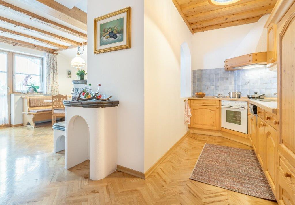 Helle Ferienwohnung mit Holzküche, Parkettboden und Essbereich am Fenster