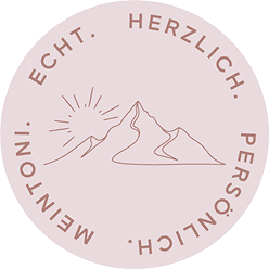 Rundes MeinToni-Siegel mit Bergmotiv, Sonne und den Worten „Echt. Herzlich. Persönlich.“