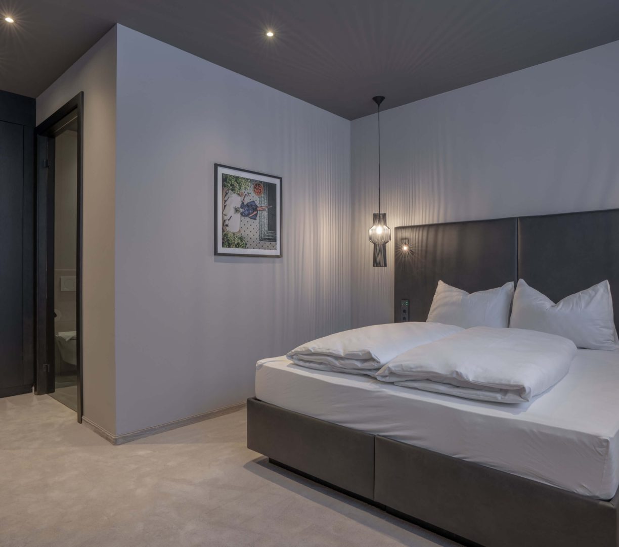 Elegantes Schlafzimmer im Mountain Chalet Kappl mit modernem Design und gemütlichem Ambiente.