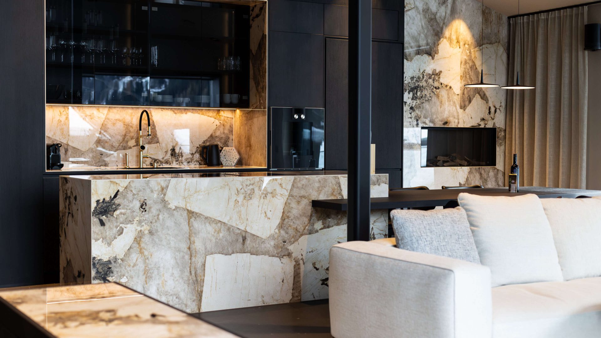 Moderne Küche im luxuriösen Chalet mit elegantem Design und stilvollem Ambiente.