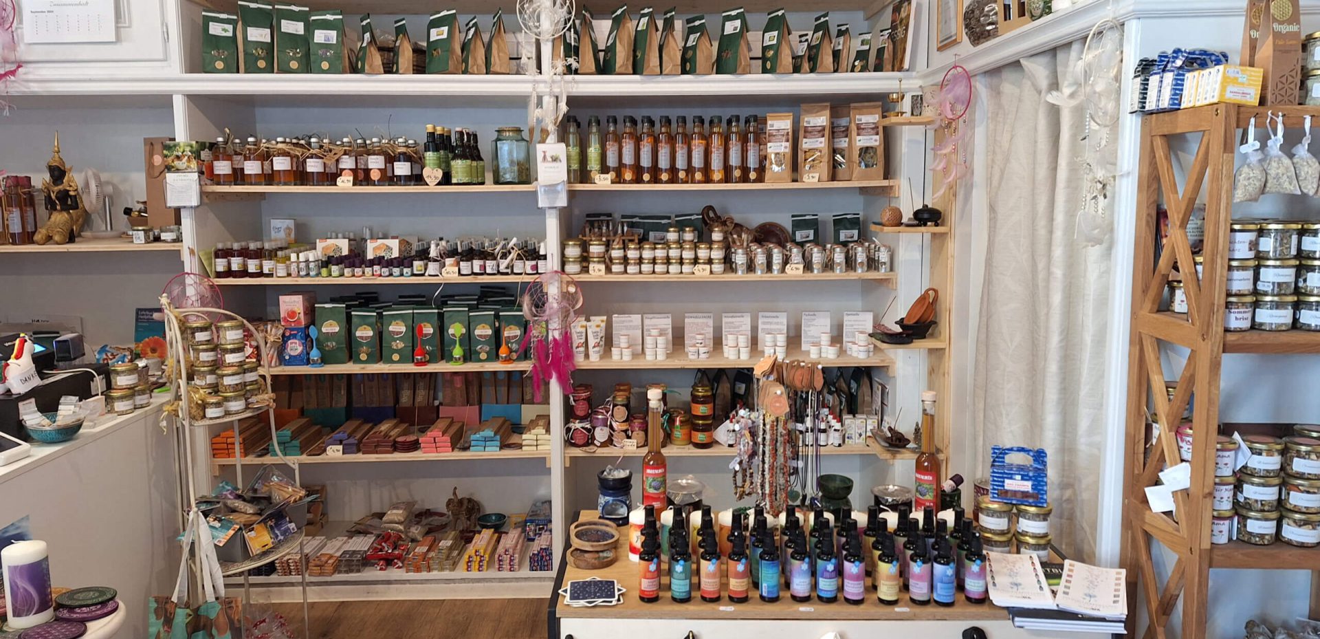 Annettes kleine Schätze - Bunte Regale mit handgemachten Naturprodukten in Annettes Geschäft in Zell am See.
