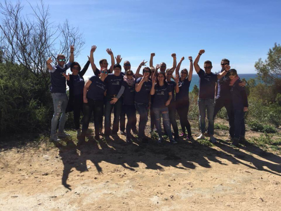 Gruppe fröhlicher Menschen bei sonnigem Wetter auf Mallorca, ideal für Quad Event oder Gruppentour