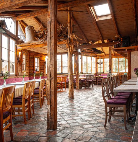 Gemütlicher Restaurantbereich im Hotel Schmoller mit Holzstühlen und regionalem Flair am Attersee Hotel