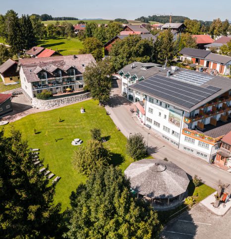 Voralpenhotel Schmoller mit Garten und Ferienhäusern im Salzkammergut nahe Attersee Urlaub