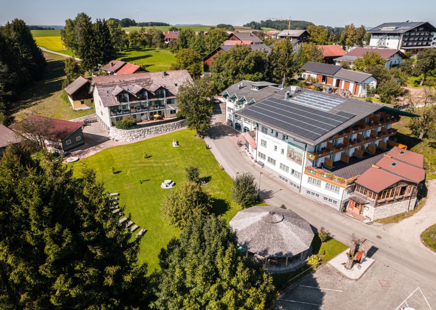 Voralpenhotel Schmoller mit Garten und Ferienhäusern im Salzkammergut nahe Attersee Urlaub