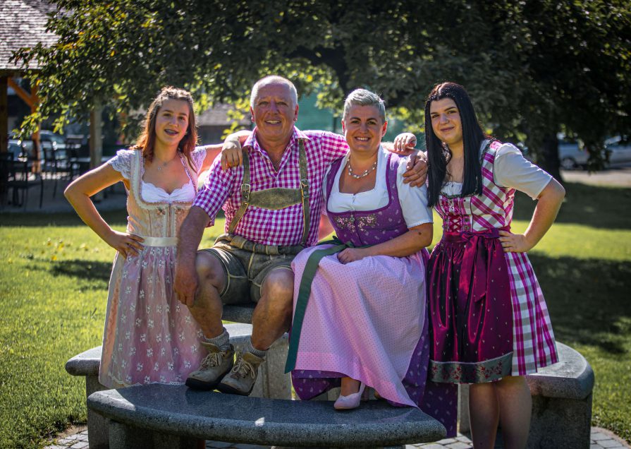 Familie in traditioneller Tracht vor Hotel Schmoller im Salzkammergut bei Attersee Urlaub