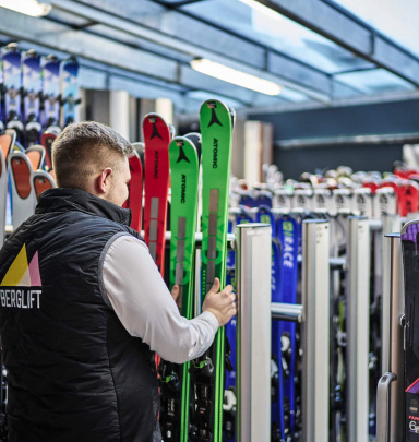 Mitarbeiter im Skishop prüft Skiausrüstung in Bad Hofgastein. Skiverleih und Service.