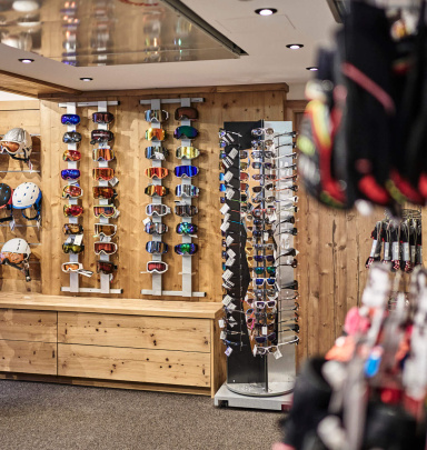 Skishop mit Skihelmen, Skibrillen und Winterbekleidung in Bad Hofgastein.