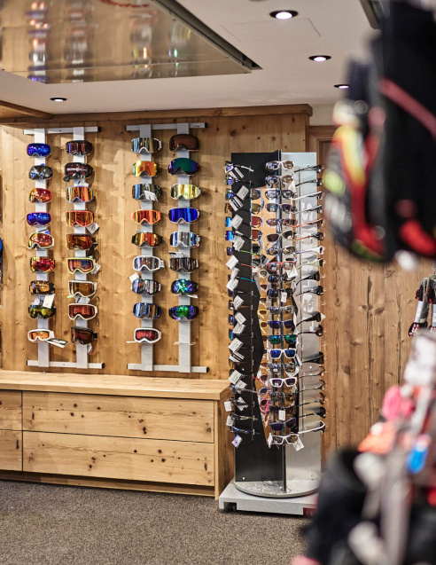Skishop mit Skihelmen, Skibrillen und Winterbekleidung in Bad Hofgastein.