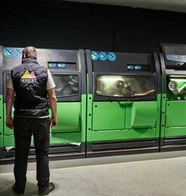 Techniker bedient moderne Skiservice-Maschinen in einem Skiverleih in Bad Hofgastein.