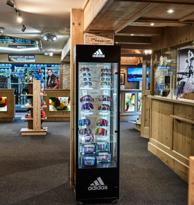 Skishop mit Skiausrüstung und Sonnenbrillen, ideale Voraussetzungen für Wintersport in Bad Hofgastein.