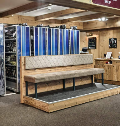 Skishop mit Skischuhregalen und Sitzbereich in Bad Hofgastein, Schlossalmbahn.
