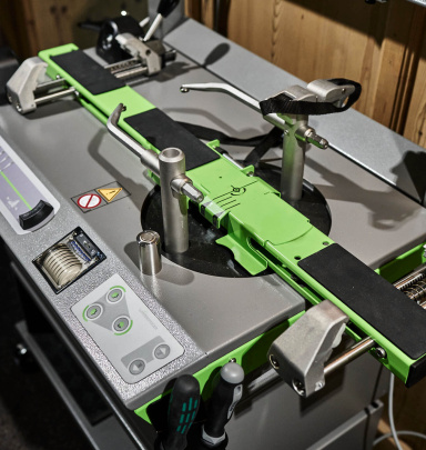 Moderne Skiservice-Maschine in Bad Hofgastein, ideal für professionellen Skiservice.