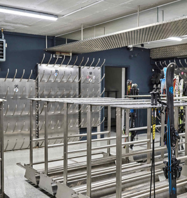 Skidepot mit modernen Ablagen und gesicherten Skiern in Bad Hofgastein.