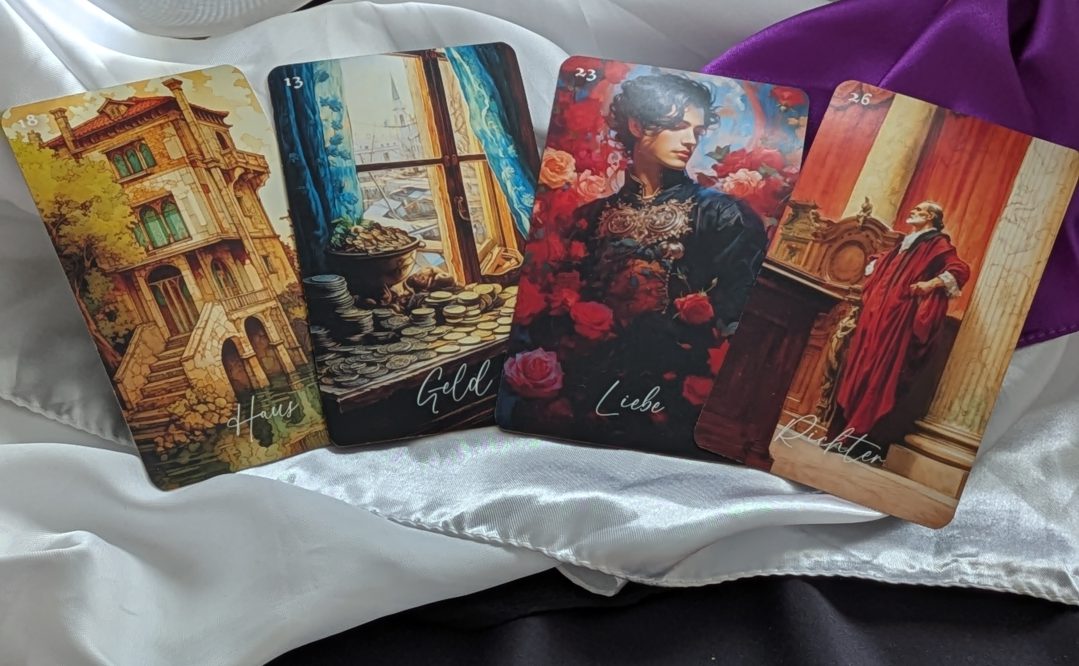 Vier Lenormand-Karten Haus, Geld, Liebe und Richter auf weißem und violettem Stoff