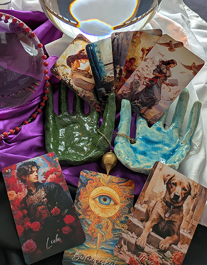 Spirituelle Karten Handlesen Pendel Kristallkugel bunte Hände Tarot Lenormand