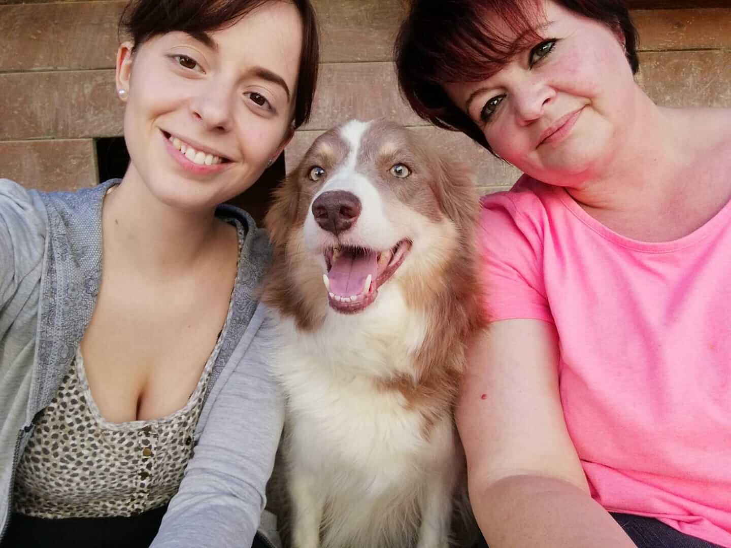 Zwei Frauen und ein lächelnder Border Collie auf dem Bio-Bauernhof Sunn-Hof im Mostviertel