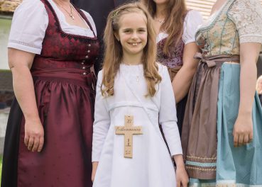 Familie in traditioneller Tracht auf dem Bio-Bauernhof Sunn-Hof im Mostviertel bei Melk