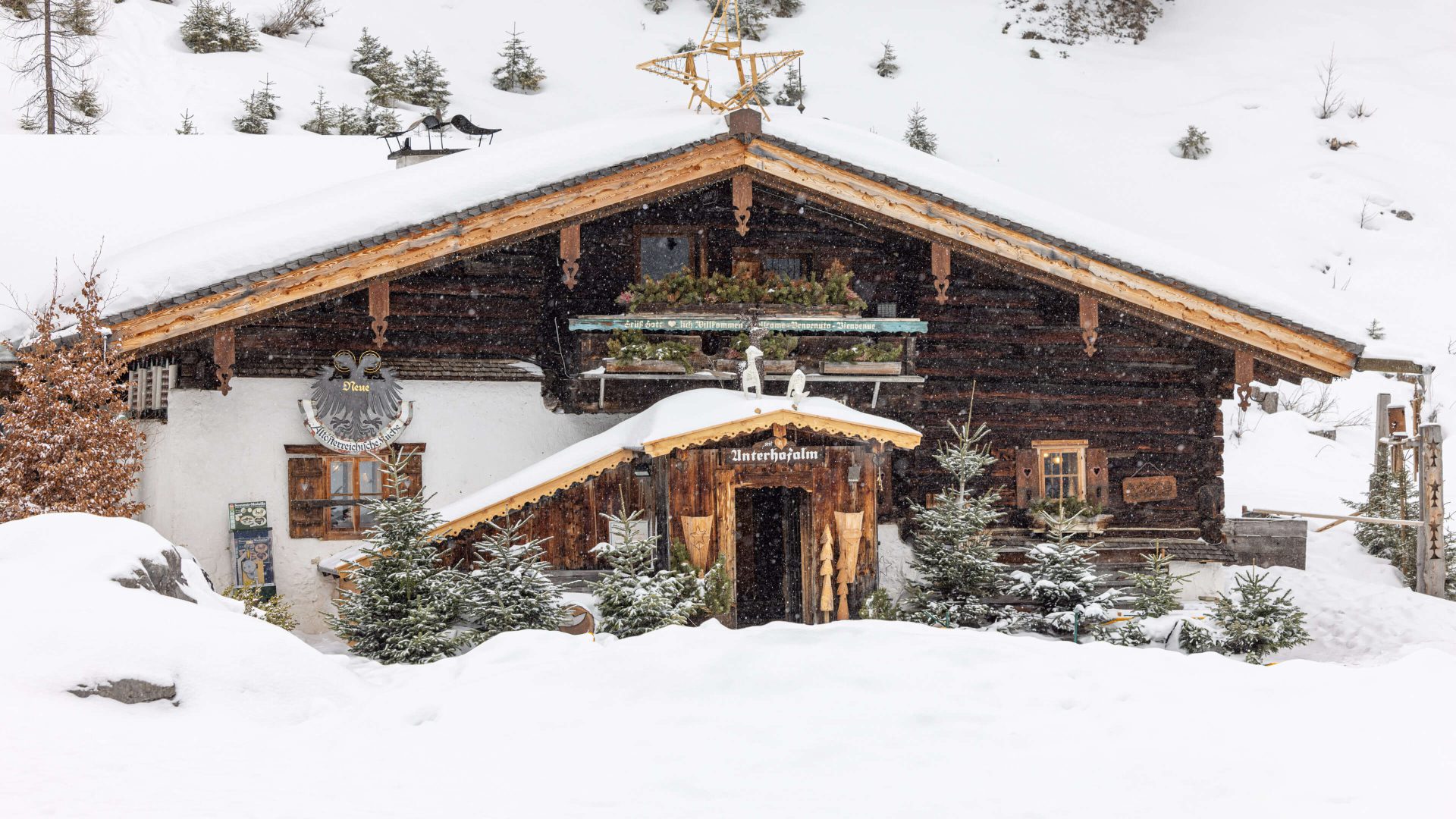 Schneeüberdeckte Unterhofalm in alpiner Landschaft, ideal für Events und Hochzeiten.