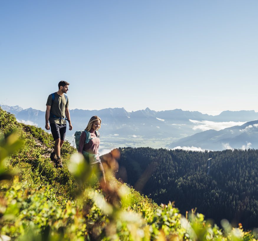 Wanderer auf Bergpfad mit Alpenpanorama